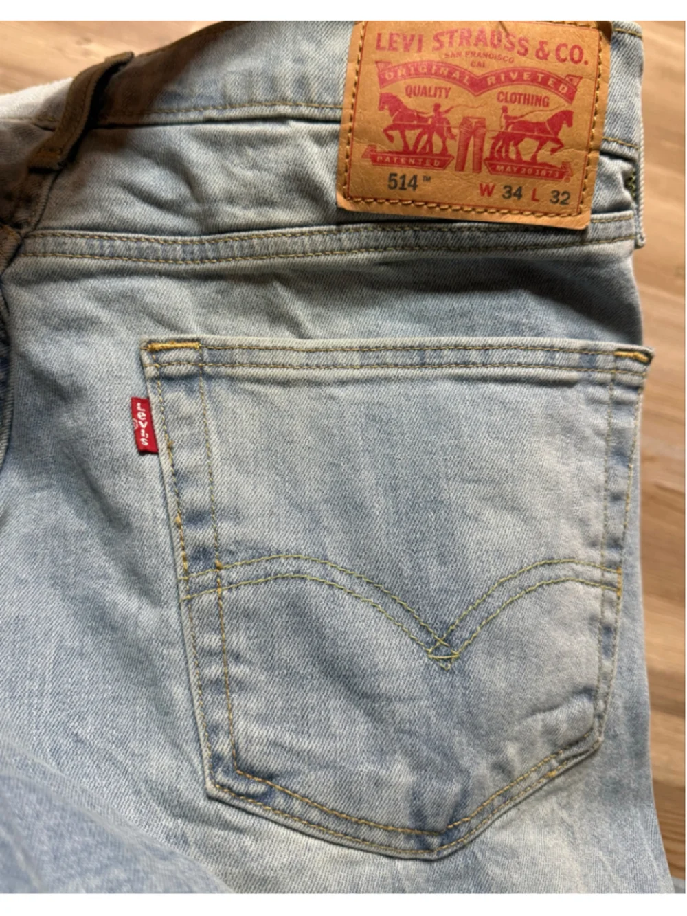 Like new Men's Levi's 514 Straight Leg Jeans Light Wash Blue Size 34x32